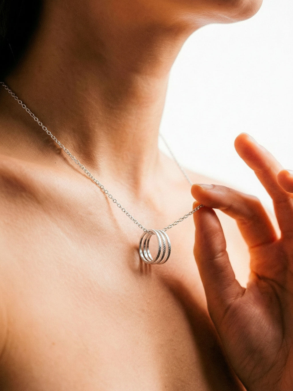 Collier Pendentif Rond Finition Argent au Motif Matelassé | Balloul Paris