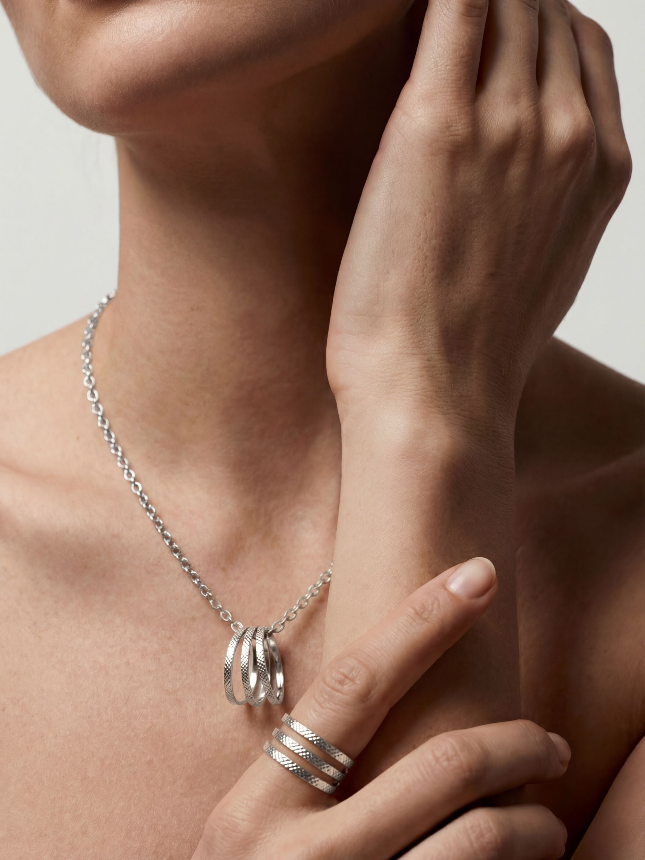 Collier Pendentif Rond Finition Argent au Motif Matelassé | Balloul Paris