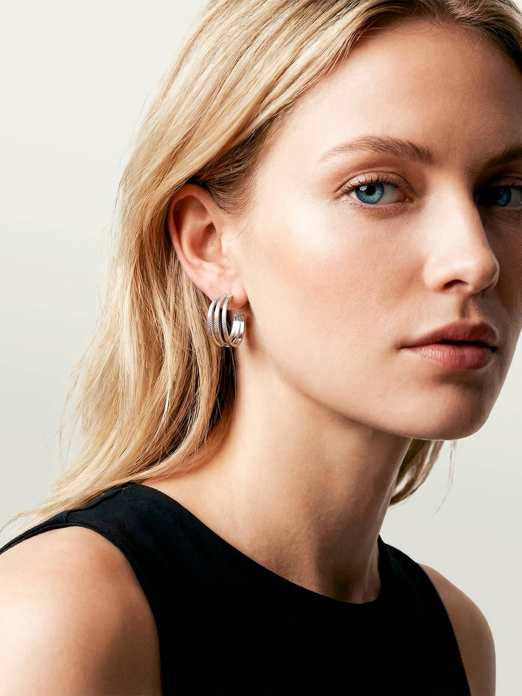Boucles d’Oreilles Créoles Finition Argent au Motif Matelassé | Balloul Paris