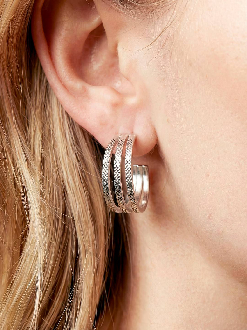 Boucles d’Oreilles Créoles Finition Argent au Motif Matelassé | Balloul Paris