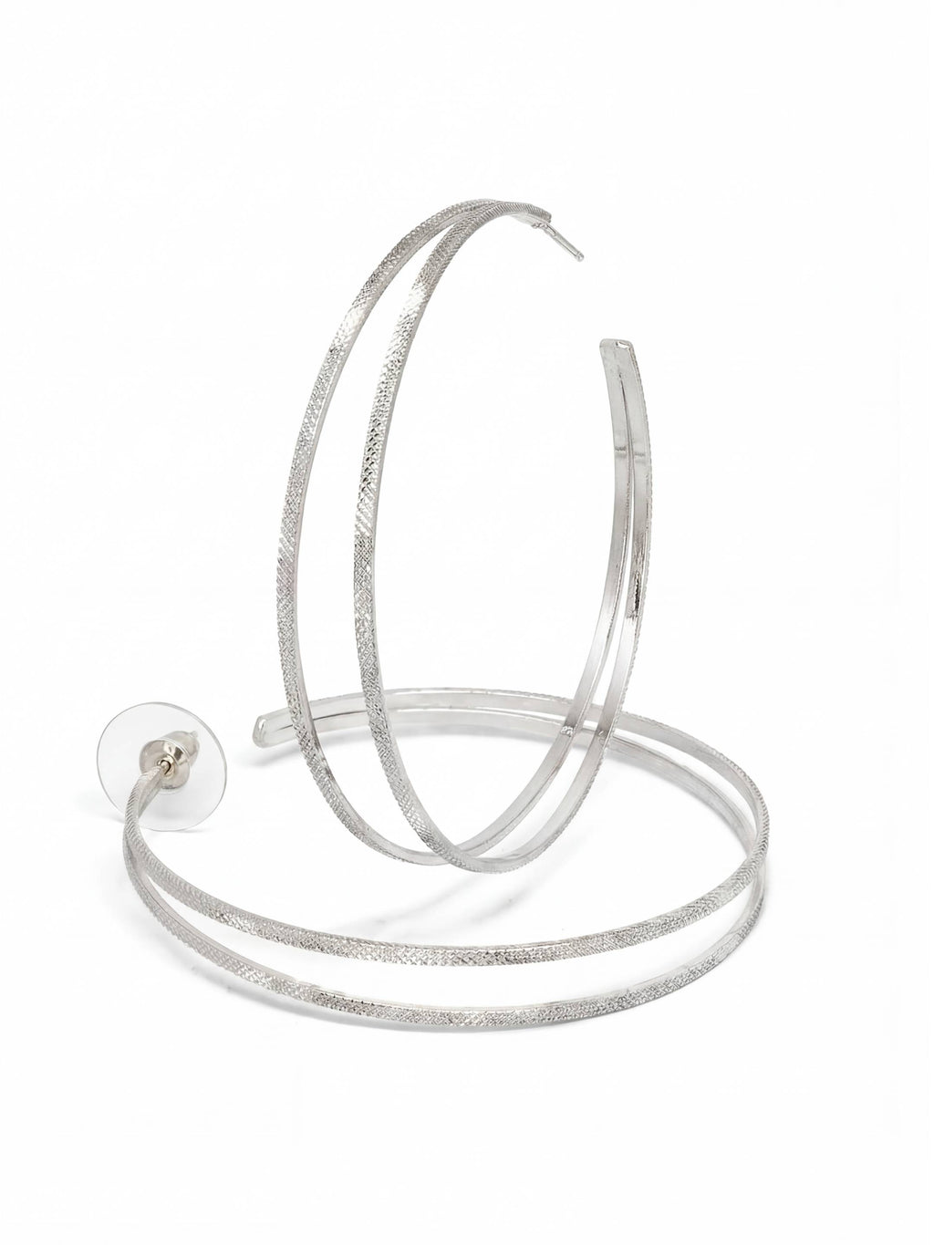 Boucles d’Oreilles Grandes Créoles Finition Argent au Motif Matelassé | Balloul Paris