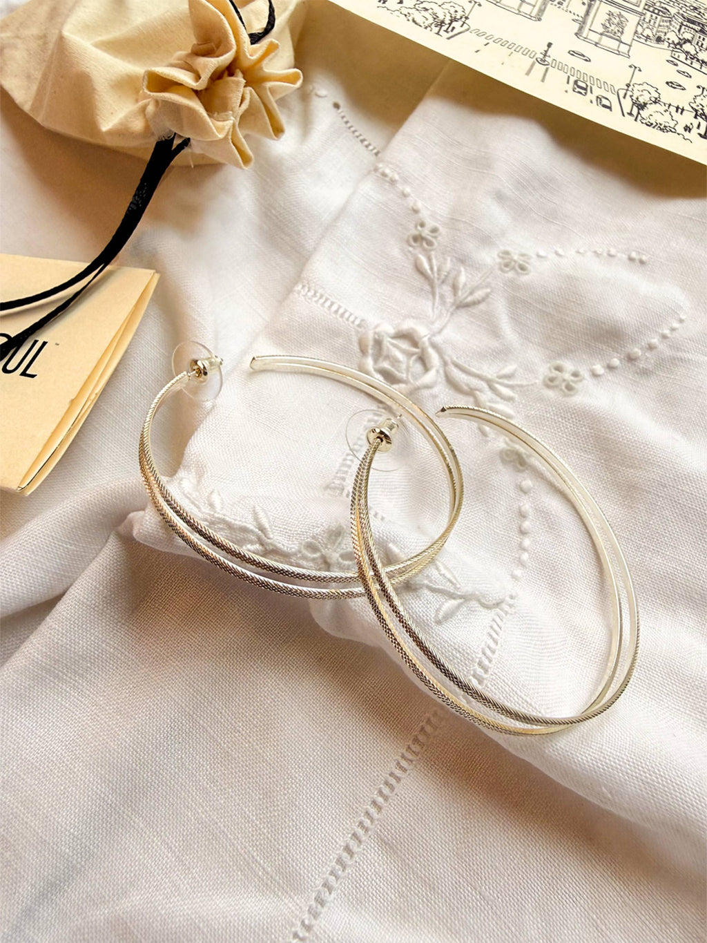 Boucles d’Oreilles Grandes Créoles Finition Argent au Motif Matelassé | Balloul Paris