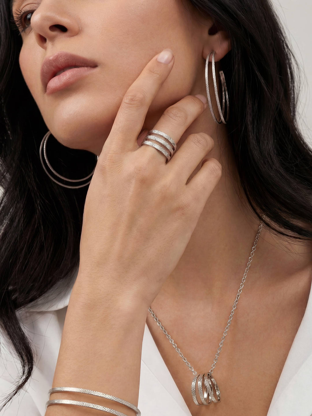 Boucles d’Oreilles Grandes Créoles Finition Argent au Motif Matelassé | Balloul Paris