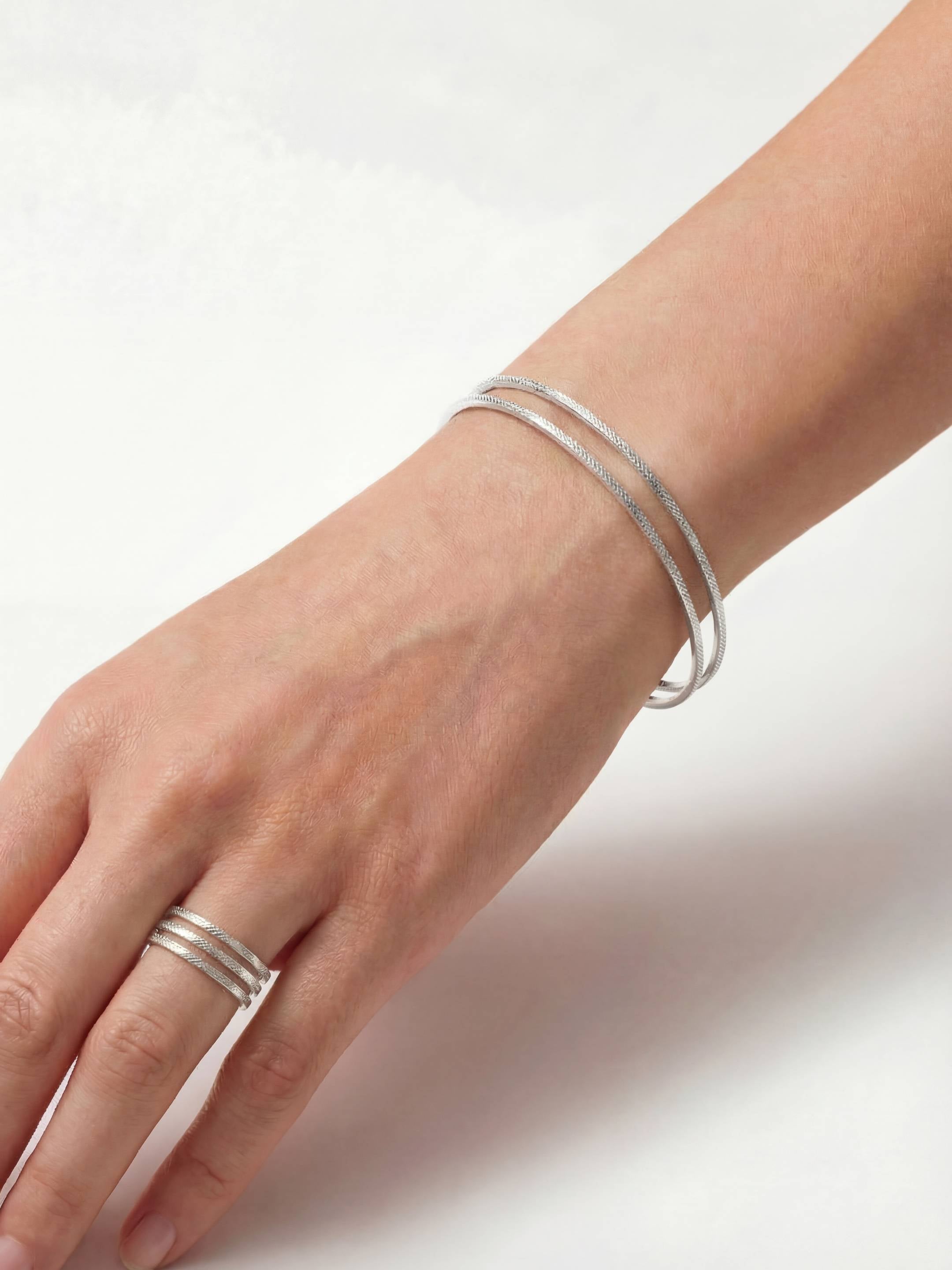 Bracelet Jonc Ajustable Finition Argent au Motif Matelassé | Balloul Paris