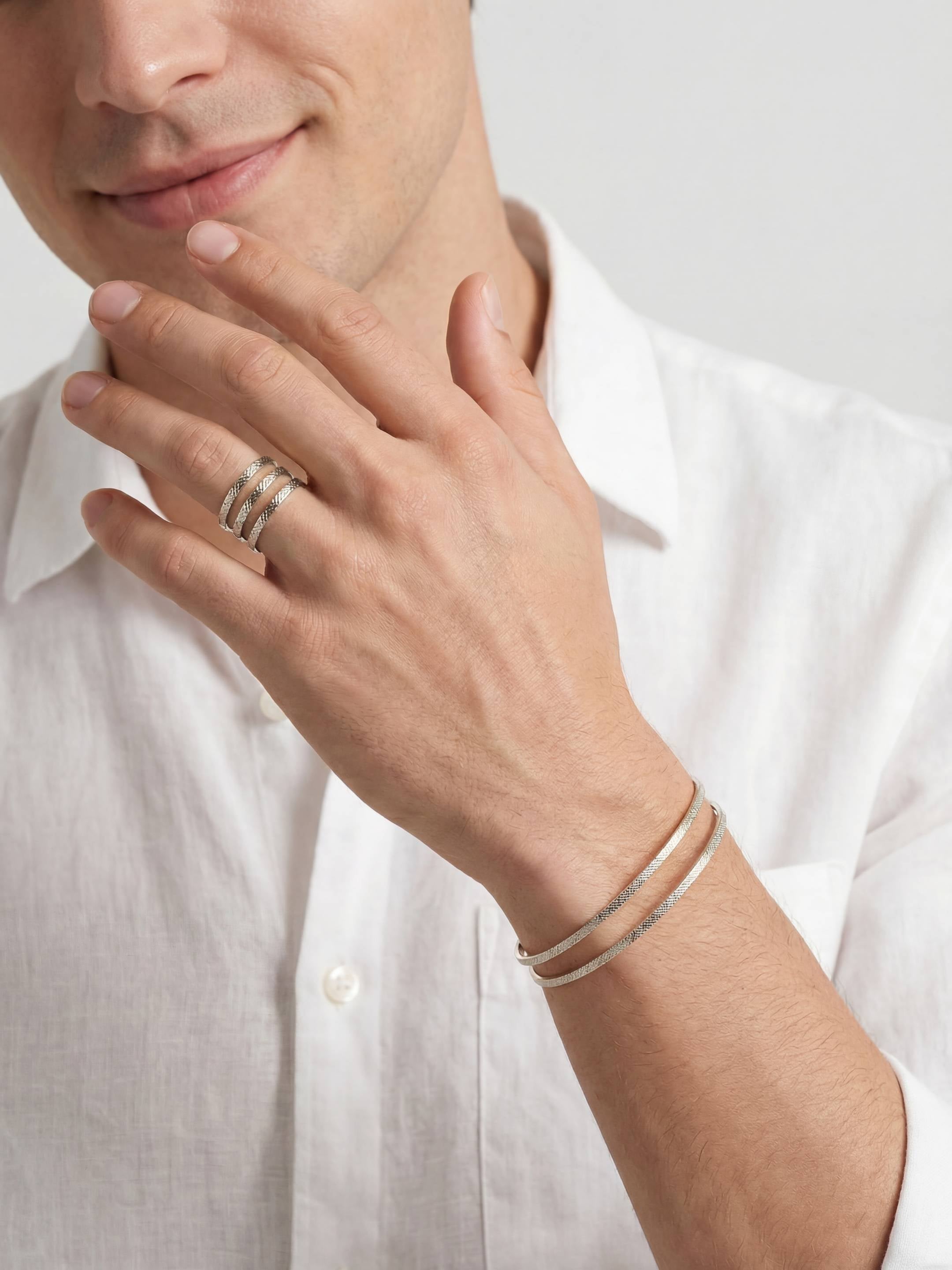 Bracelet Jonc Ajustable pour Homme Finition Argent au Motif Matelassé | Balloul Paris