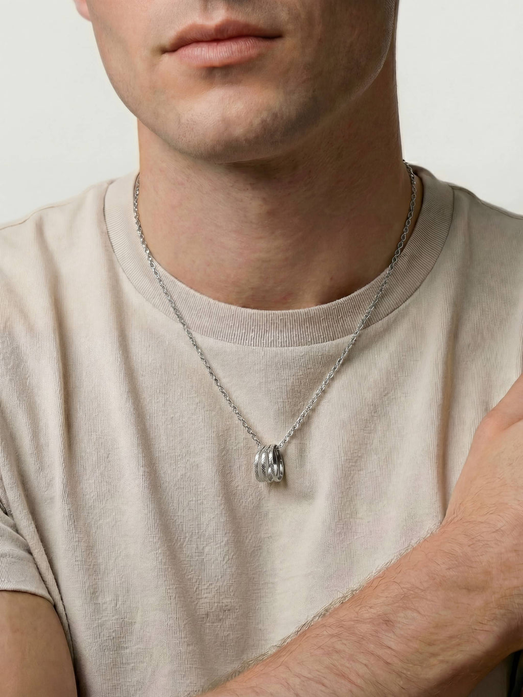 Collier Homme avec Pendentif Rond Finition Argent au Motif Matelassé | Balloul Paris