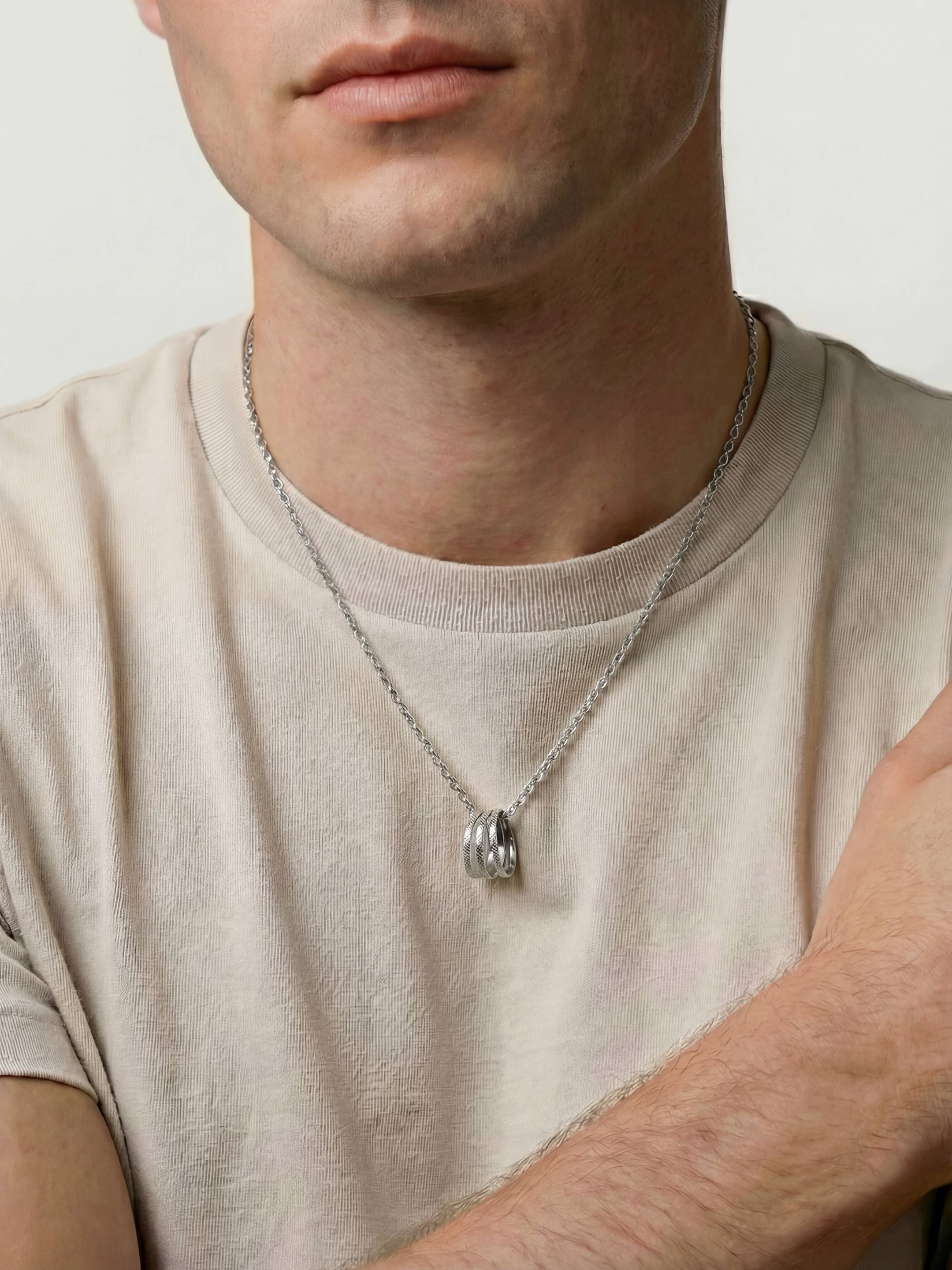 Collier Homme avec Pendentif Rond Finition Argent au Motif Matelassé | Balloul Paris