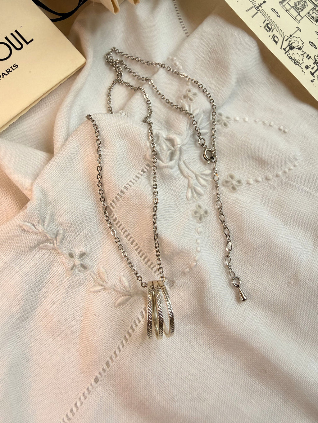 Collier Homme avec Pendentif Rond Finition Argent au Motif Matelassé | Balloul Paris