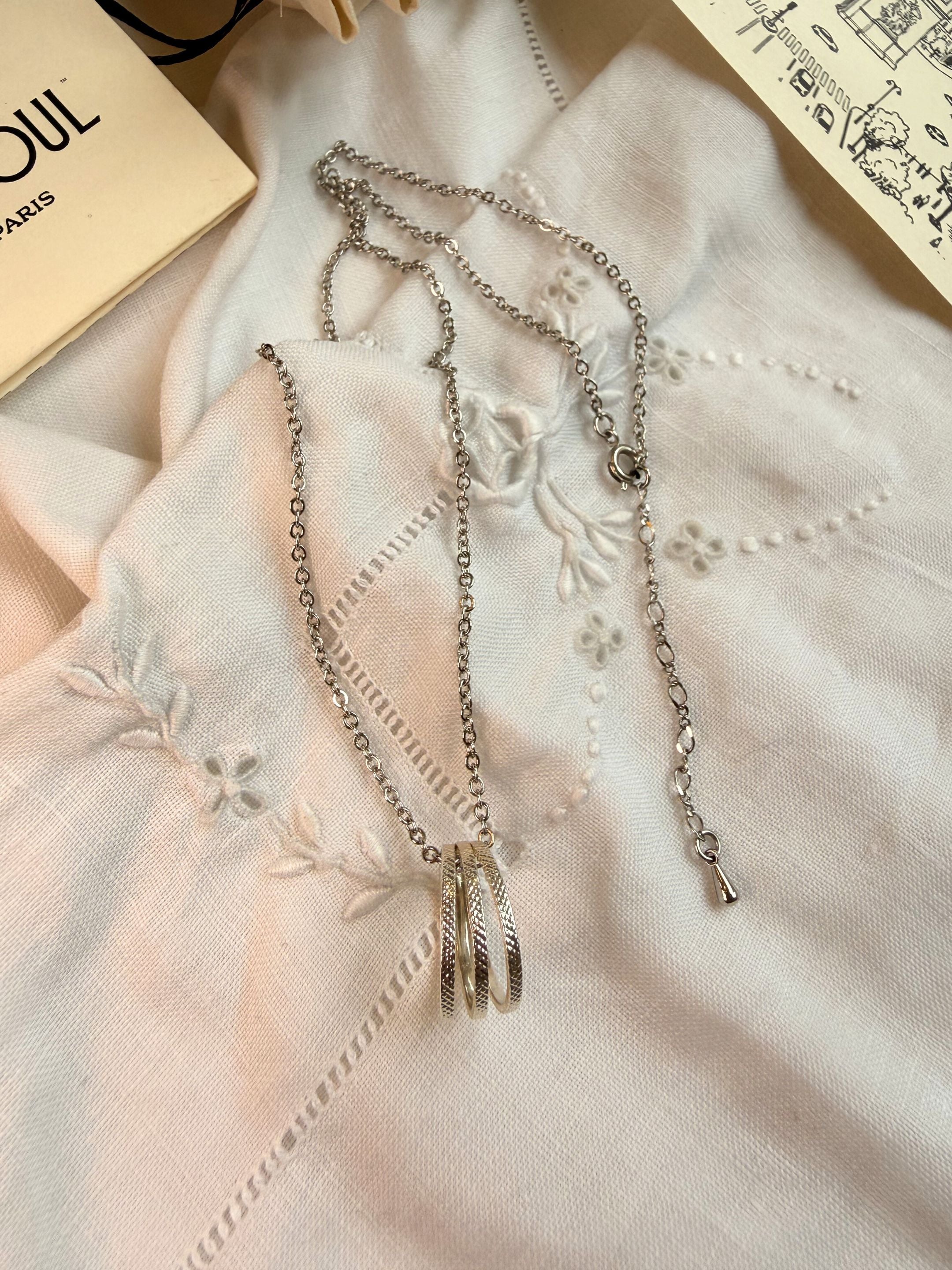 Collier Homme avec Pendentif Rond Finition Argent au Motif Matelassé | Balloul Paris