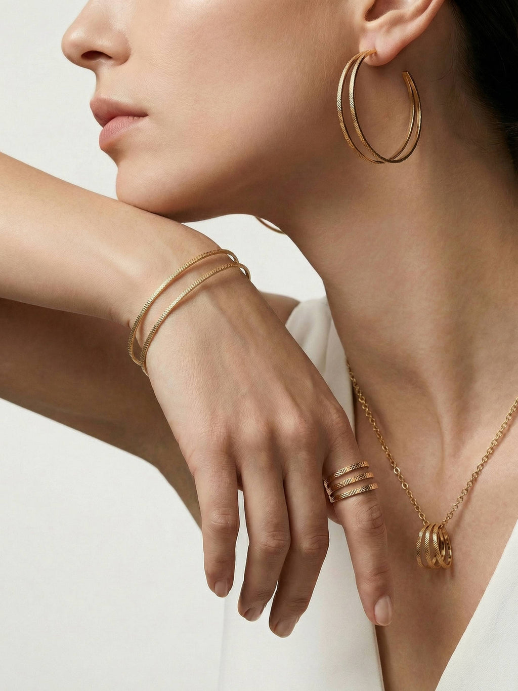 Parure Bracelet, Grandes Créoles, Collier & Bague Ajustable en Plaqué Or 18 carats | Balloul Paris