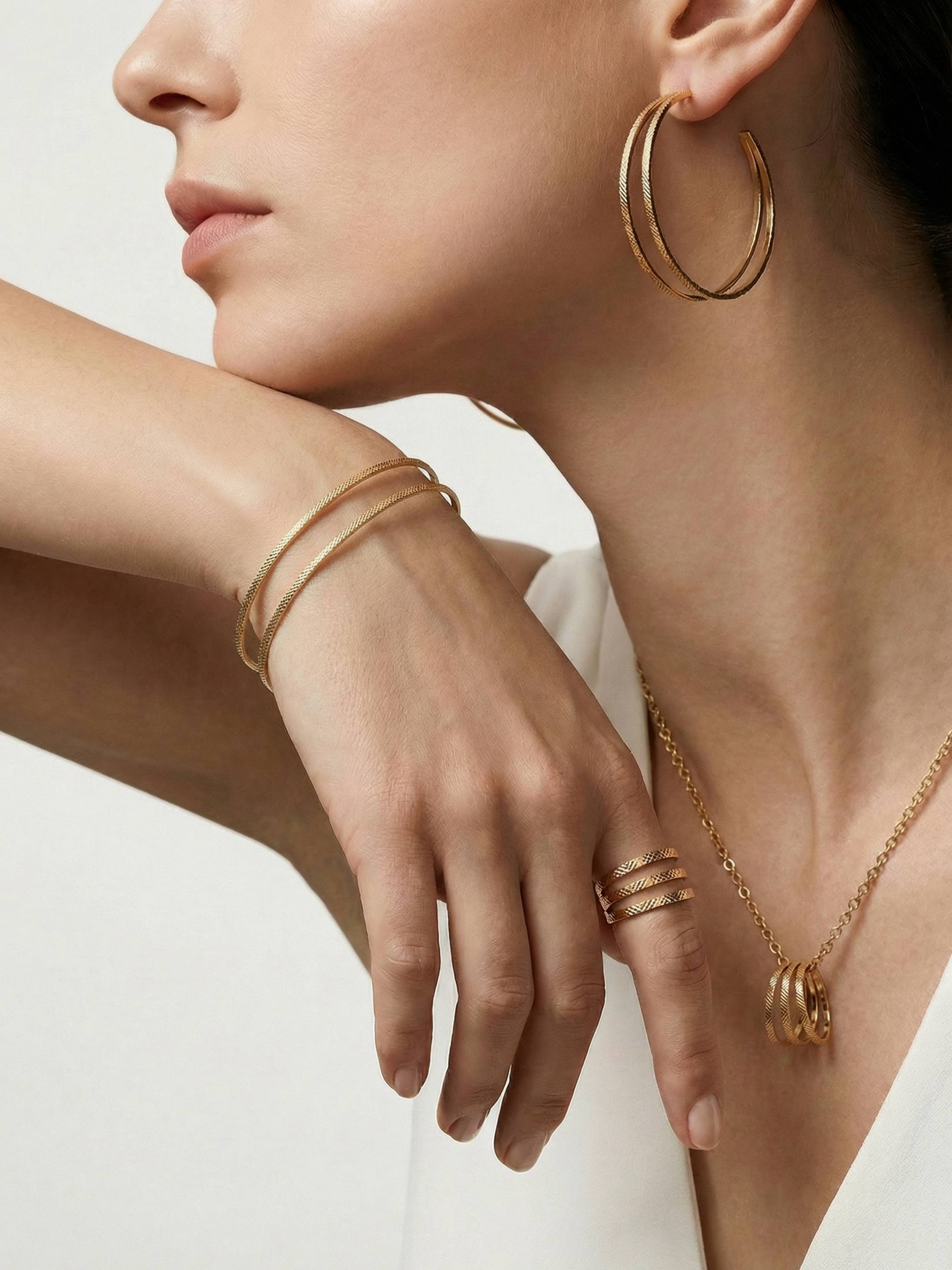 Parure Bracelet, Grandes Créoles, Collier & Bague Ajustable en Plaqué Or 18 carats | Balloul Paris