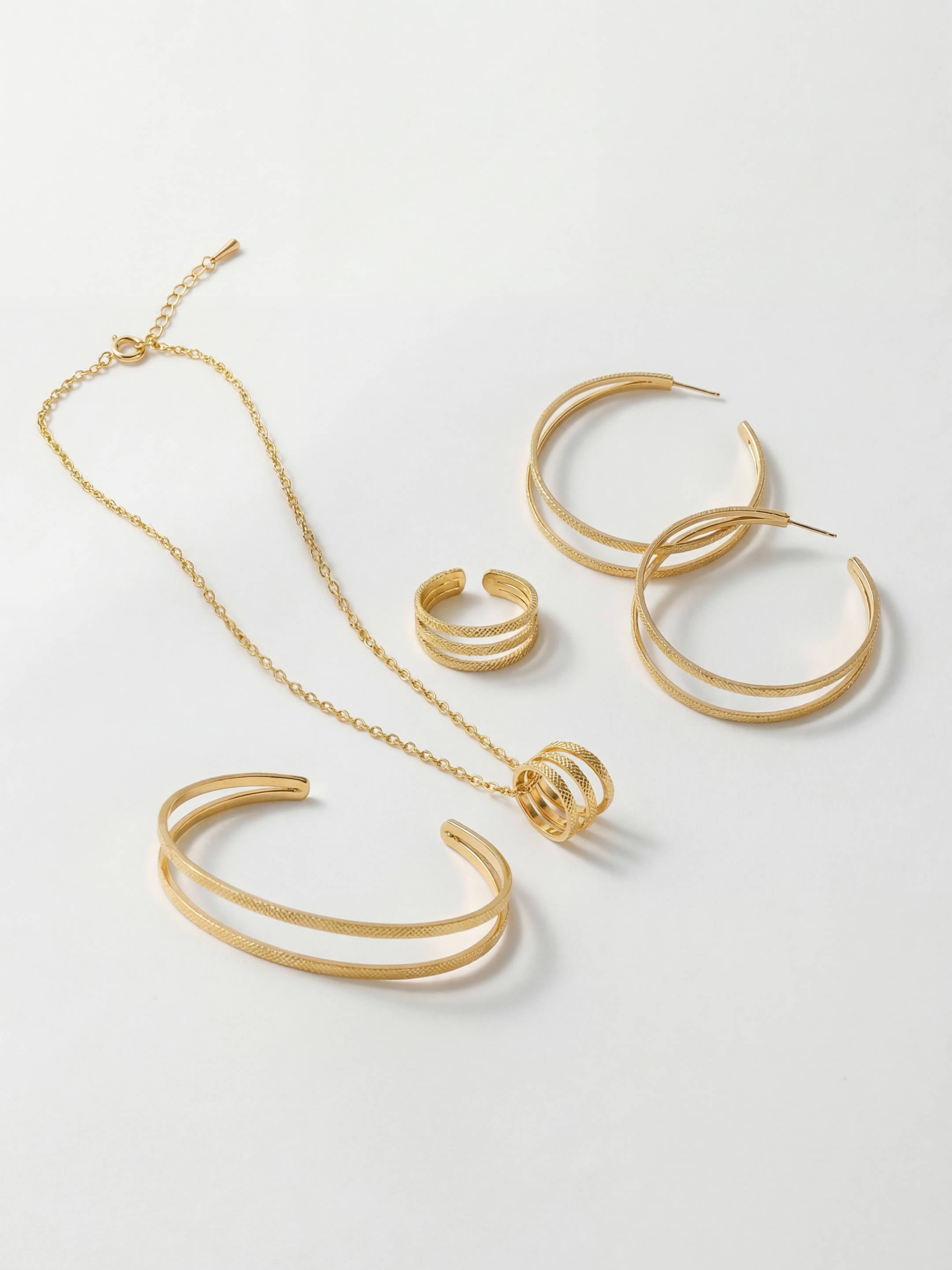 Parure Bracelet, Grandes Créoles, Collier & Bague Ajustable en Plaqué Or 18 carats | Balloul Paris