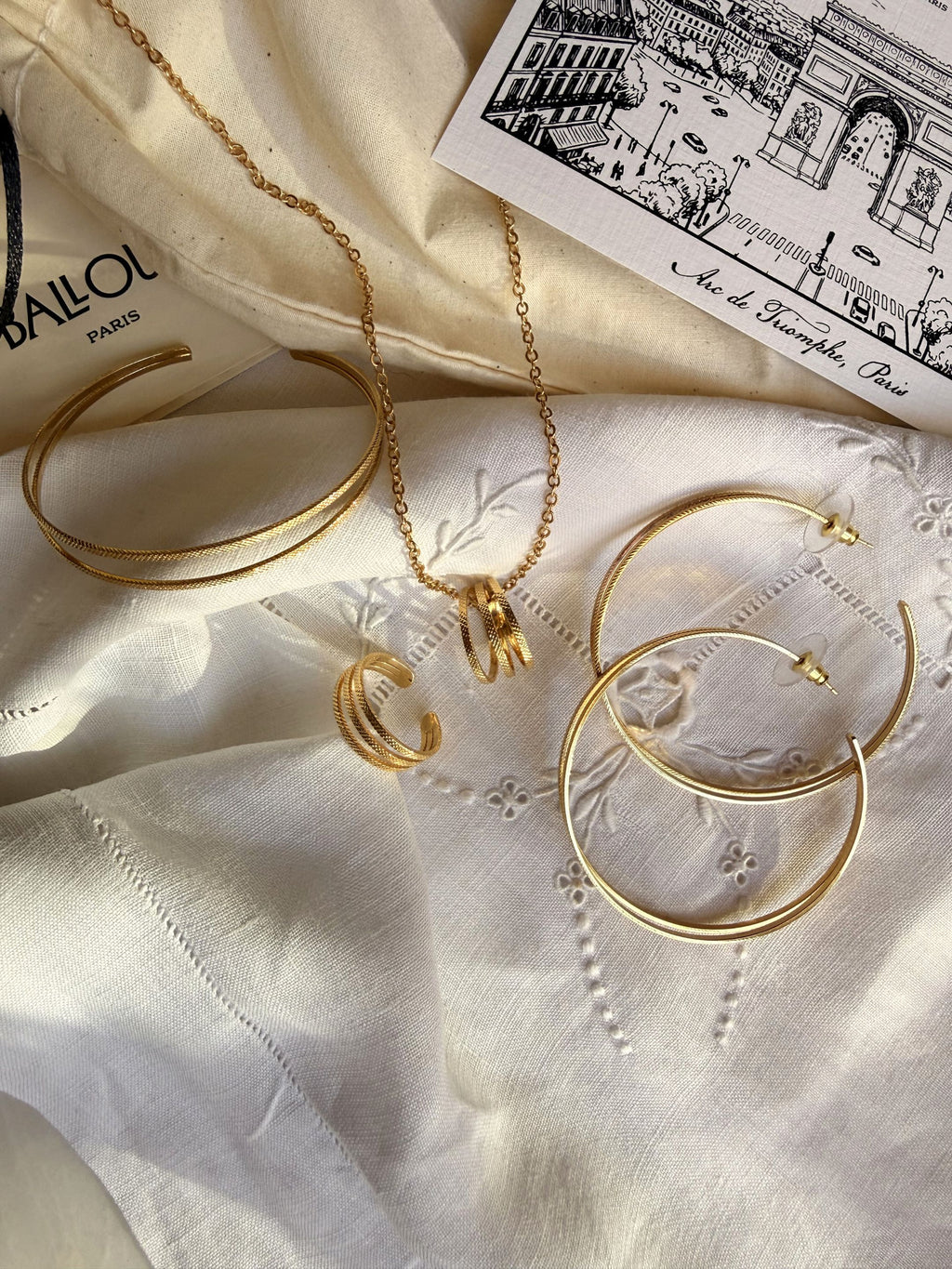 Parure Bracelet, Grandes Créoles, Collier & Bague Ajustable en Plaqué Or 18 carats | Balloul Paris