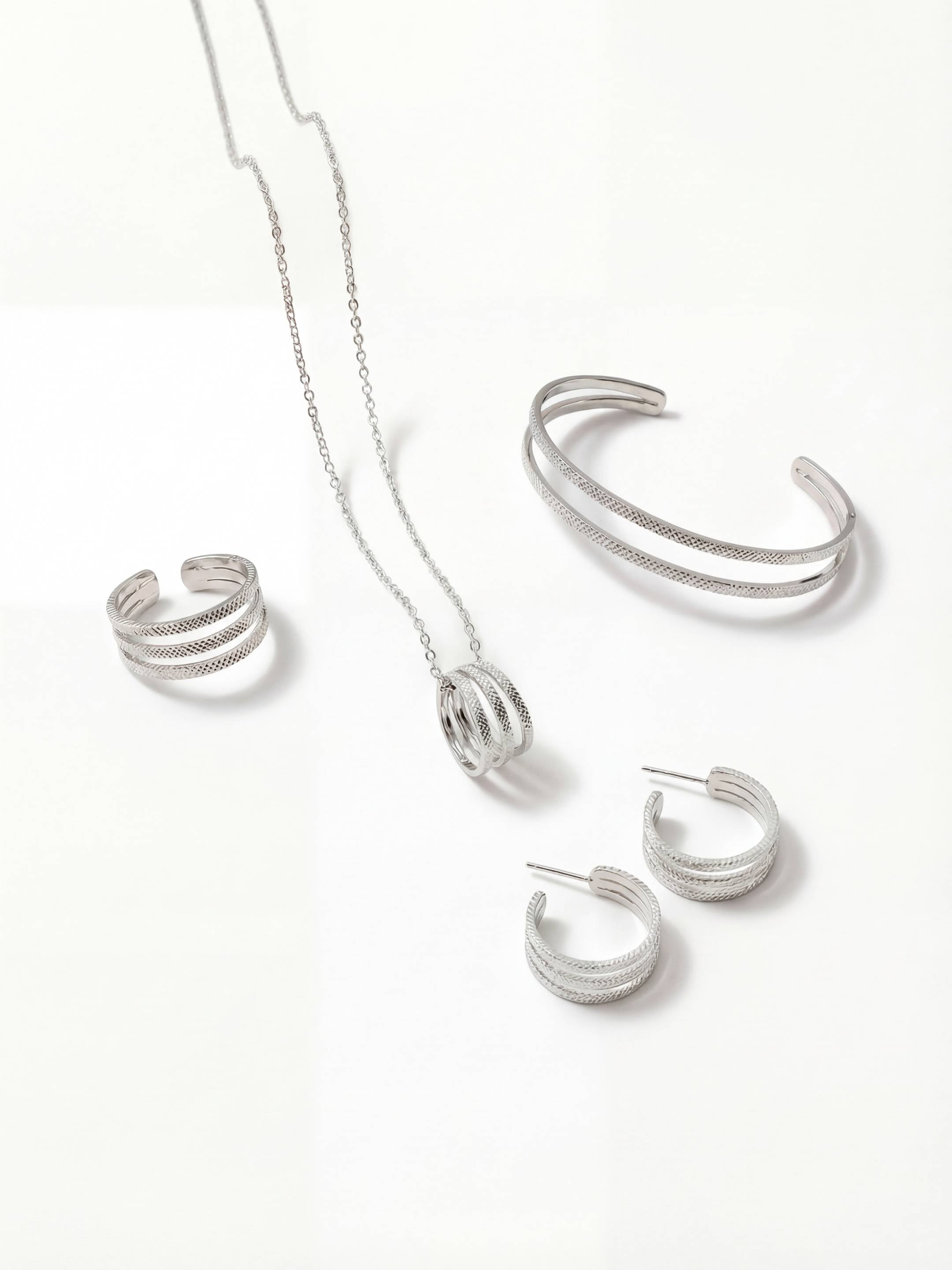 Parure Bracelet, Petites Créoles, Collier & Bague Ajustable Finition Argent | Balloul Paris