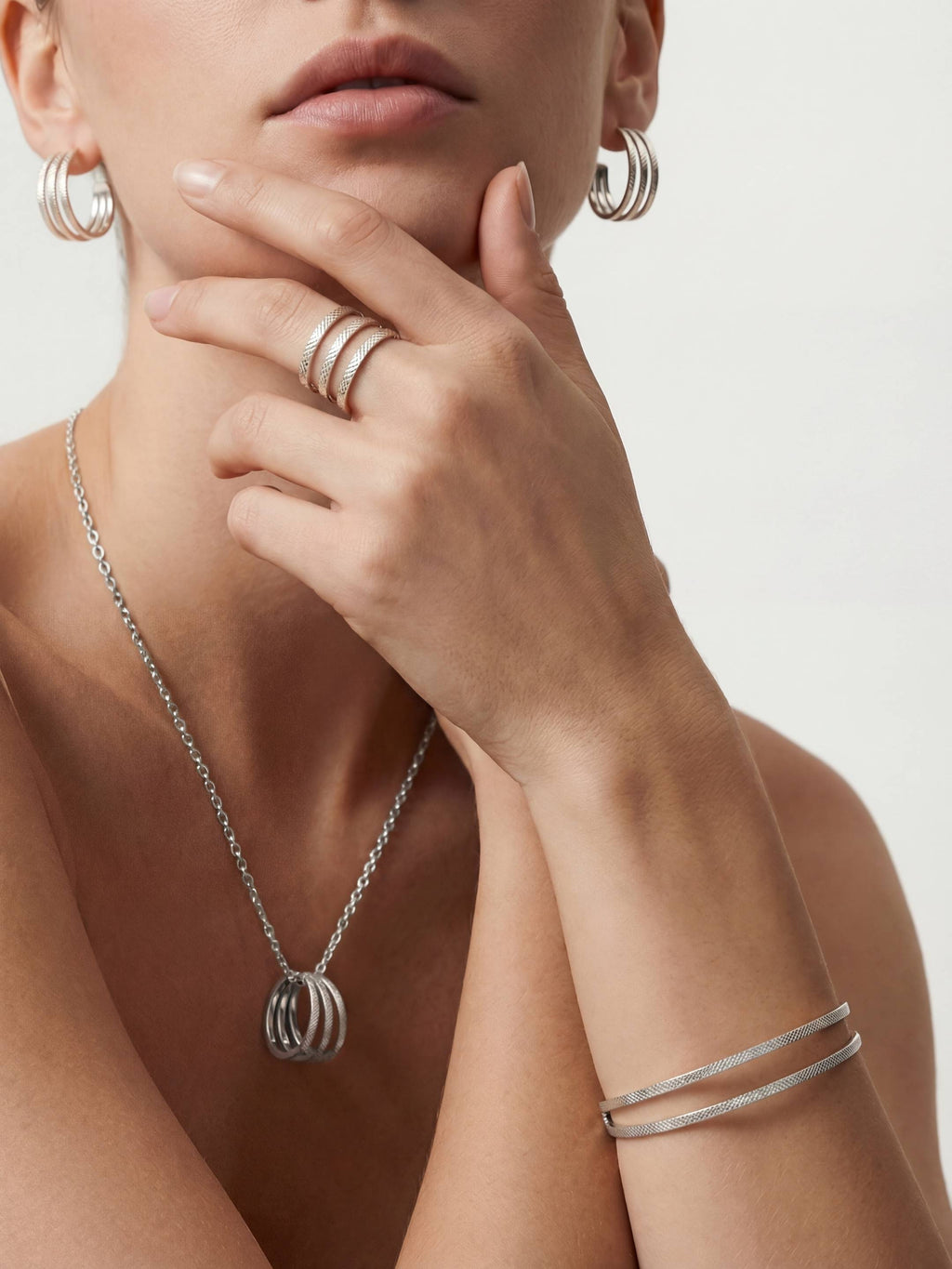 Parure Bracelet, Petites Créoles, Collier & Bague Ajustable Finition Argent | Balloul Paris