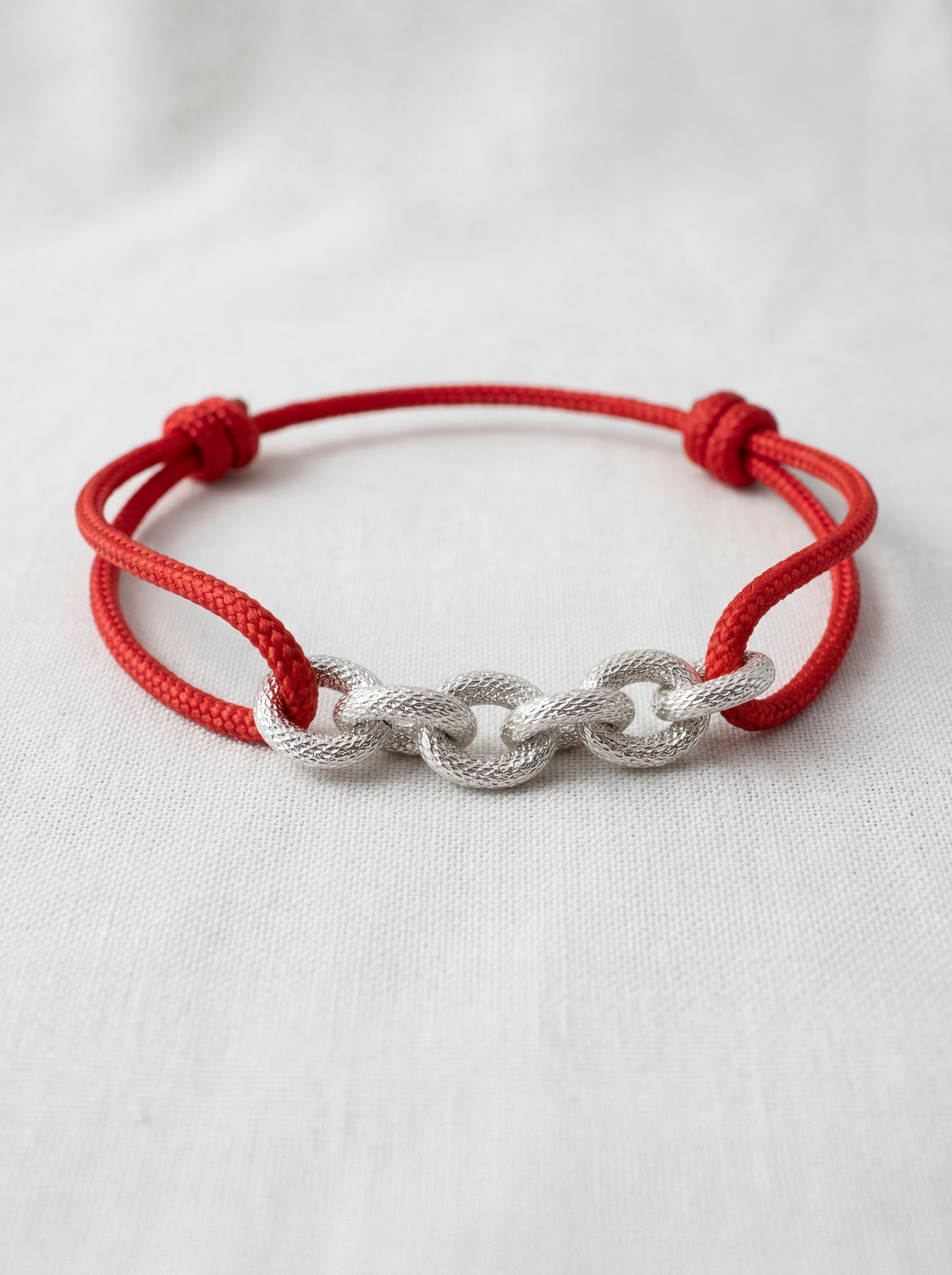 Titre : Bracelet Cordon Chaîne — Argenté & Rouge